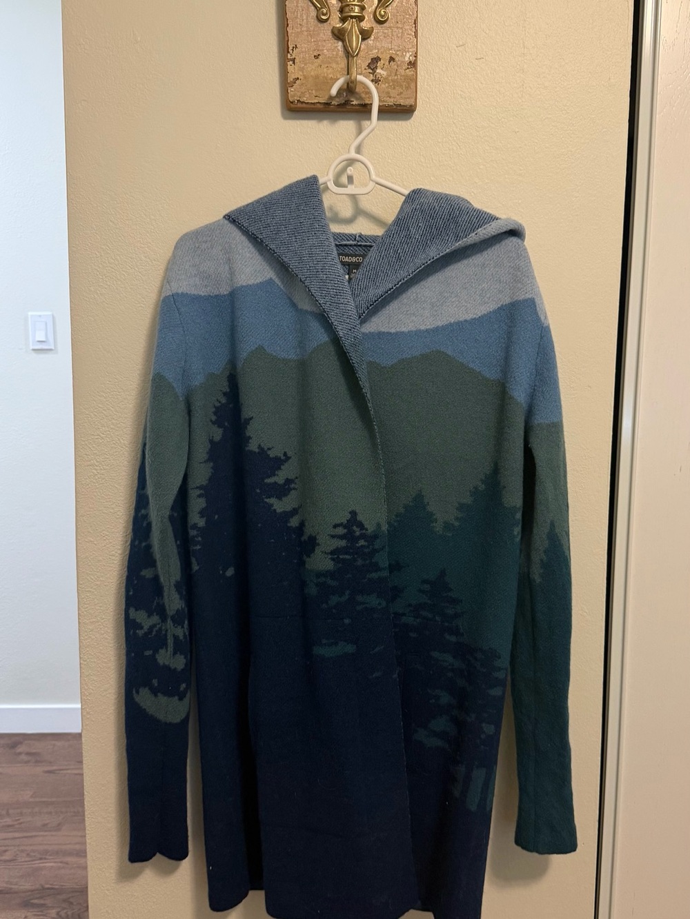Merino Heartfelt Hoodie - Atlantic Treeline Scenic - Picture 3 of 4